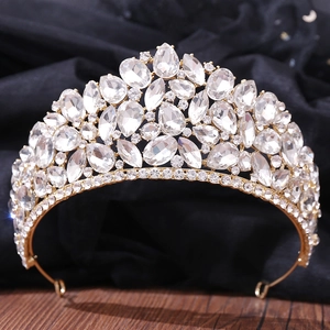 Detailaufnahme der Vintage-Luxuskrone mit funkelnden Kristallen auf Goldmetall