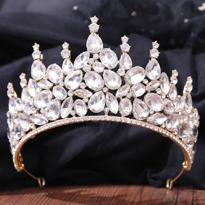Détail rapproché d'une couronne de mariée dorée avec cristaux en goutte et ovales
