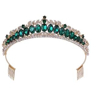 Détail du diadème doré avec pierres d'émeraude et cristaux pour coiffures de mariée