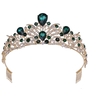 Détail d'une couronne en cristal émeraude montrant la finition dorée et les peignes