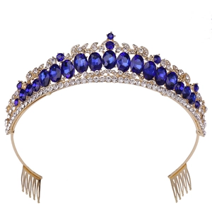 Vue détaillée du diadème doré avec pierres précieuses bleu foncé et peignes à cheveux