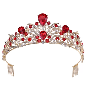 Vue détaillée du diadème de mariée avec pierres rouges et peignes dorés de style vintage