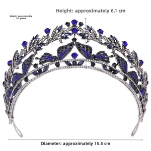 Dettaglio di corona argento vintage con strass blu navy e motivi di vite a farfalla