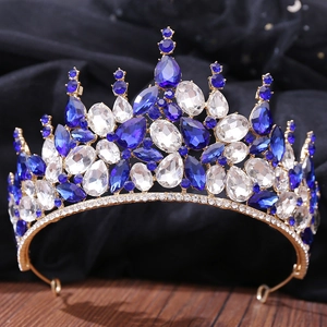 Détail macro d'une couronne vintage en cristal bleu avec base en alliage doré