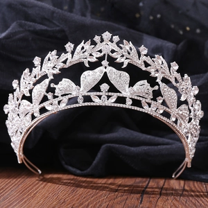 Dettaglio ravvicinato di una corona da sposa vintage con farfalle d'argento e cristalli