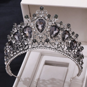 Détails de la couronne baroque noire avec des gemmes grises et des cristaux blancs