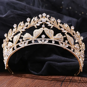 Dettaglio corona da sposa vintage dorata con farfalle e strass scintillanti incastonati