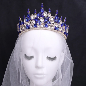 Couronne dorée vintage élégante avec cristaux bleu roi pour coiffure de mariage mariée
