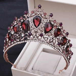 Détail d'une couronne baroque avec cristaux rouges en goutte et filigrane doré antique
