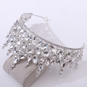 Diadème de mariée élégant en argent avec pierres en cristal sur présentoir velours