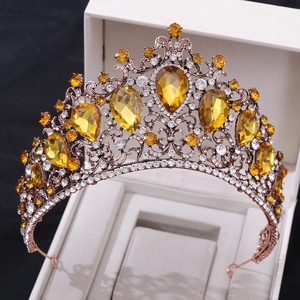 Vue détaillée d'une couronne baroque avec cristaux jaunes dans son écrin à bijoux