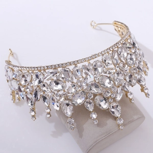Détail d'une couronne de mariée luxueuse avec cristaux scintillants sur base dorée