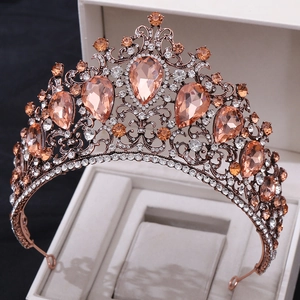 Détail d'une couronne baroque vintage en alliage de bronze et cristaux de champagne