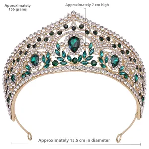 Détail montrant les dimensions du diadème doré avec cristaux verts et strass pour mariée