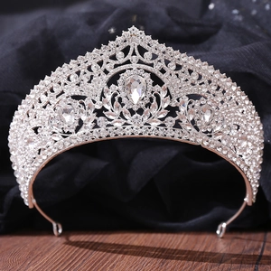 Couronne de mariée exquise avec strass rouges et alliage d'argent pour mariages