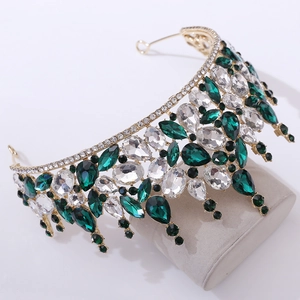 Couronne de mariée baroque élégante avec cristaux vert émeraude et base dorée sur support