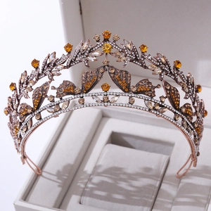 Dettaglio ravvicinato della corona da sposa vintage con strass ambrati e farfalle eleganti