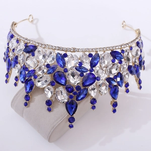 Détails de la luxueuse couronne dorée ornée de cristaux bleu royal et blancs
