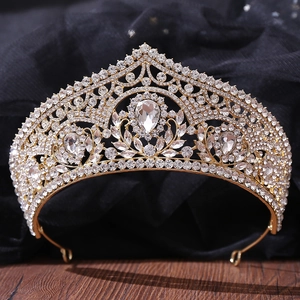 Vue détaillée de la couronne de mariée luxueuse en alliage doré avec strass blancs brillants