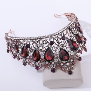 Détail de couronne baroque vintage avec cristaux rouges et base en bronze exposé