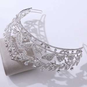 Dettaglio della corona da sposa a farfalla in argento con strass su base in velluto