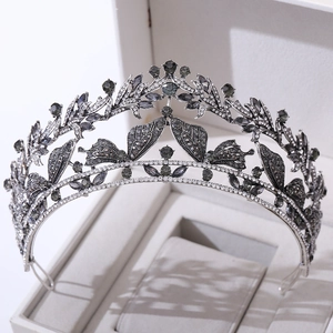 Dettaglio corona da sposa vintage con strass grigio scuro e motivi a farfalla
