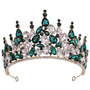 Vue détaillée de la couronne de mariée vintage dorée avec émeraudes et cristaux