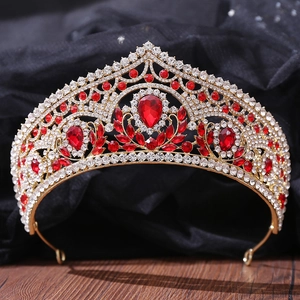 Vue détaillée d'une couronne de mariée dorée avec gouttes de cristal rouge et strass blancs
