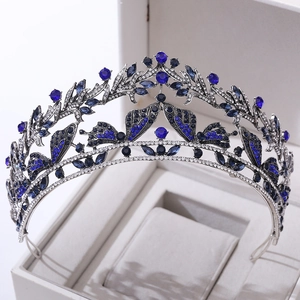 Dettaglio corona da sposa vintage con strass blu e motivi di farfalle in argento