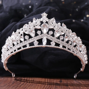 Luxury bridal crown with teardrop crystals and silver-plated baroque style wedding tiara