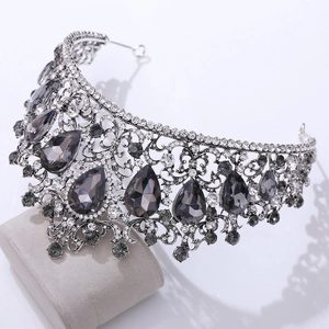 Gros plan d'une couronne baroque vintage avec pierres grises et détails ciselés en argent
