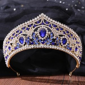 Détail de la couronne de mariée avec dorure et cristaux de strass bleu larme
