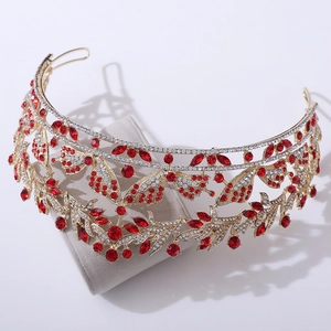 Dettaglio della corona da sposa dorata con pietre rosse e strass luccicanti