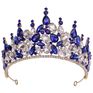 Vue détaillée de la couronne de mariée avec strass bleus et blancs sur base dorée