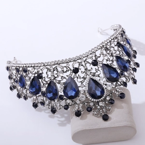 Détail d'une couronne baroque argentée avec pierres bleu foncé et cristaux brillants