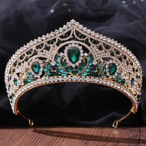 Vue détaillée d'une couronne dorée vintage avec pierres précieuses vertes en forme de poire