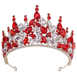 Détail d'une couronne de mariée dorée vintage ornée de cristaux rouges et blancs