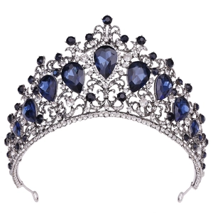 Vue détaillée de la couronne baroque avec gemmes bleu marine et cristaux scintillants