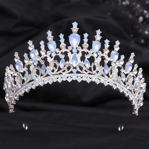 Détail du diadème de mariée argenté avec cristaux goutte bleu clair sur fond noir profond