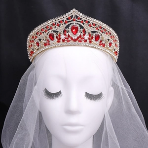 Couronne de mariée dorée élégante avec cristaux rouges et voile de mariée blanc pur