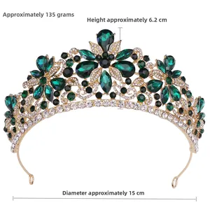 Dettaglio della tiara da sposa dorata con strass verde smeraldo e pietre bianche
