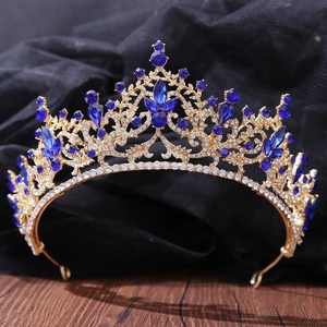 Gros plan d'une couronne de mariée dorée avec des strass bleu marine et blancs