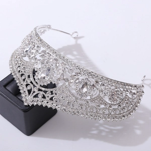 Vue détaillée d'une couronne de mariée argentée sertie de strass en forme de goutte