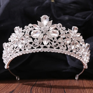 Corona da sposa argentata con foglie di strass e cristalli su sfondo di velluto nero