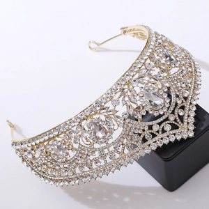 Vue détaillée d'une couronne de mariée avec strass rouges et ornements dorés ciselés