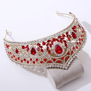 Détail de couronne de mariée avec strass rouges et monture en alliage doré