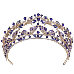 Dettaglio corona vintage dorata con pietre blu navy e cristalli bianchi lucidi