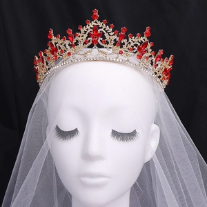 Couronne de mariée dorée élégante avec pierres précieuses rouges et strass de mariage