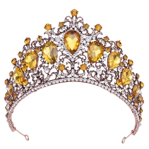 Détail macro du cristal ambre taille poire et filigrane de bronze sur la couronne baroque