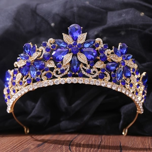Dettaglio della corona da sposa dorata con strass blu scuro e motivi floreali